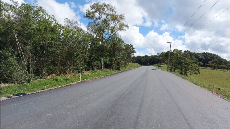 A foto mostra um trecho já pavimentado da ERS-715, em Cerro Grande do Sul.