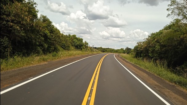 A foto mostra a rodovia ERS-210, em Boa Vista do Buricá, com asfalto e pintura renovados.