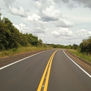 A foto mostra a rodovia ERS-210, em Boa Vista do Buricá, com asfalto e pintura renovados.