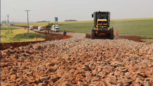 A foto mostra obras na ERS-520, em Alegria.