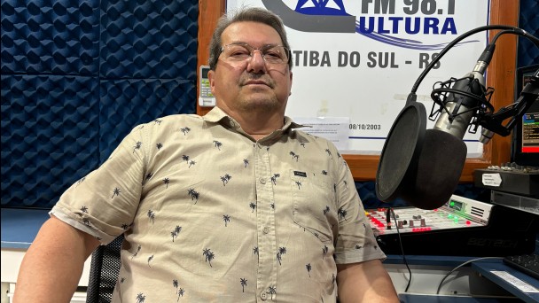 A foto mostra o radialista Milton Martarelo no estúdio da rádio, em Itatiba do Sul.