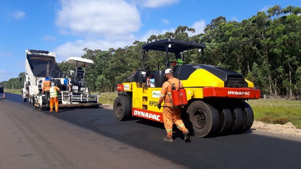 A foto mostra máquinas na recuperação asfáltica da RSC-101, entre Mostardas e Capivari do Sul.