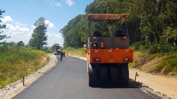 Máquina no asfalto