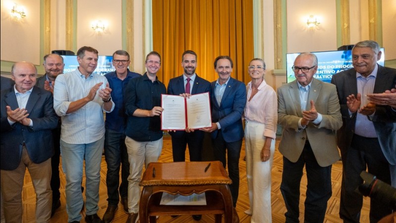 A foto mostra o governador Eduardo Leite e demais autoridades com o documento de assinatura das ordens de início de obras em rodovias.