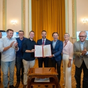 A foto mostra o governador Eduardo Leite e demais autoridades com o documento de assinatura das ordens de início de obras em rodovias.