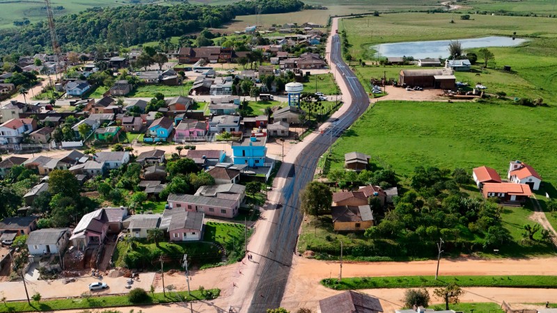 A foto aérea mostra um trecho já pavimentado do acesso a Amaral Ferrador.