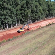 A foto aérea mostra trabalhos de pavimentação no acesso asfáltico a Lagoão.