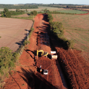 A foto aérea mostra obras do acesso a Garruchos, no noroeste do RS.