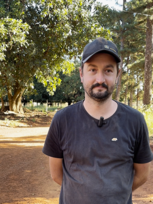 A foto mostra o agricultor Everton Fabrin, de Garruchos