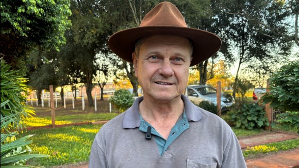 A foto mostra o produtor rural Eloir Scarton, de Garruchos