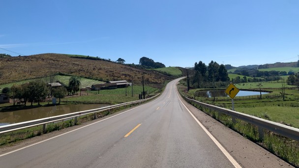 A foto mostra a rodovia ERS-126 pavimentada