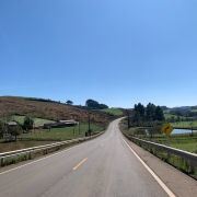 A foto mostra a rodovia ERS-126 pavimentada
