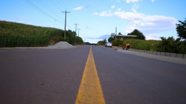 Imagem da rodovia 373, mostra o asfalto e a faixa amarela no meio da estrada.