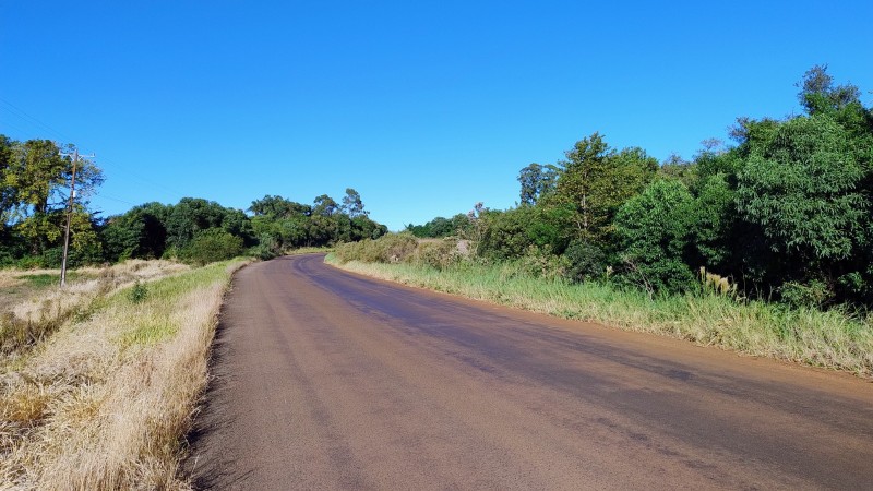 A foto mostra o acesso municipal a Rolador, pela ERS-165, já asfaltado.