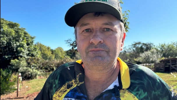 A foto mostra o agricultor Vilmar Golonbieski, morador de Rolador.