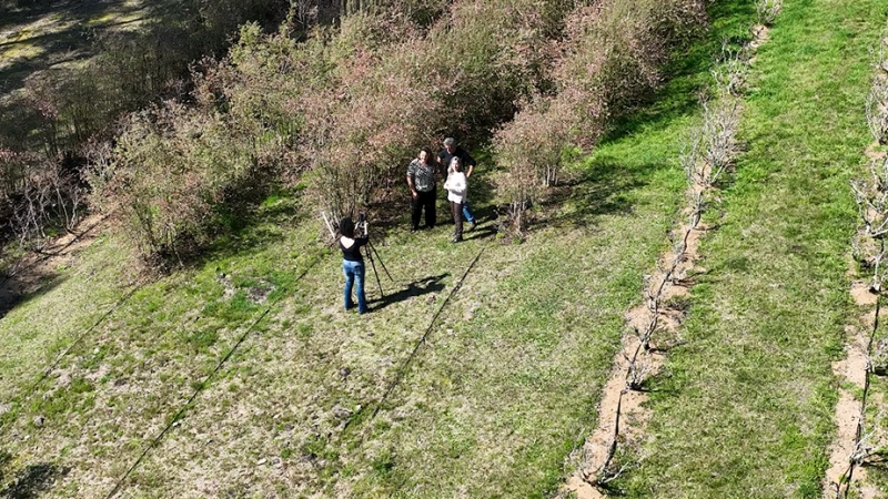 A foto mostra a equipe de reportagem do Daer durante gravação de série sobre ligações regionais, em Cambará do Sul.