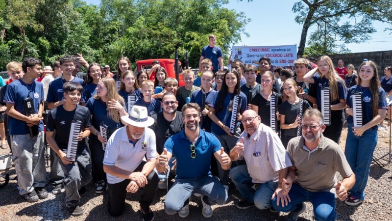 Governador e autoridades posam com grupo de jovens com instrumentos musicais