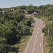 Imagem a&eacute;rea da rodovia asfaltada, rodeada por &aacute;rvores.