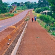 Ind&iacute;genas caminham em via alternativa
