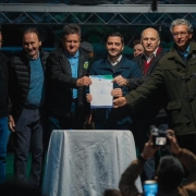 Vice-governador e outras lideran&ccedil;as seguram contrato assinado mostrando para plateia