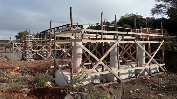 Foto mostra obra de constru&ccedil;&atilde;o da ponte da ERS-507