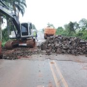 Imagem mostra pavimento com pedras &agrave; direita e m&aacute;quina na esquerda.