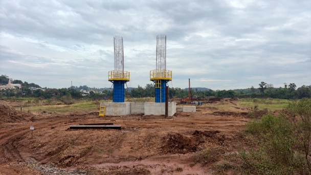 A foto mostra o in&iacute;cio da constru&ccedil;&atilde;o dos pilares da Ponte dos Vales, em Estrela