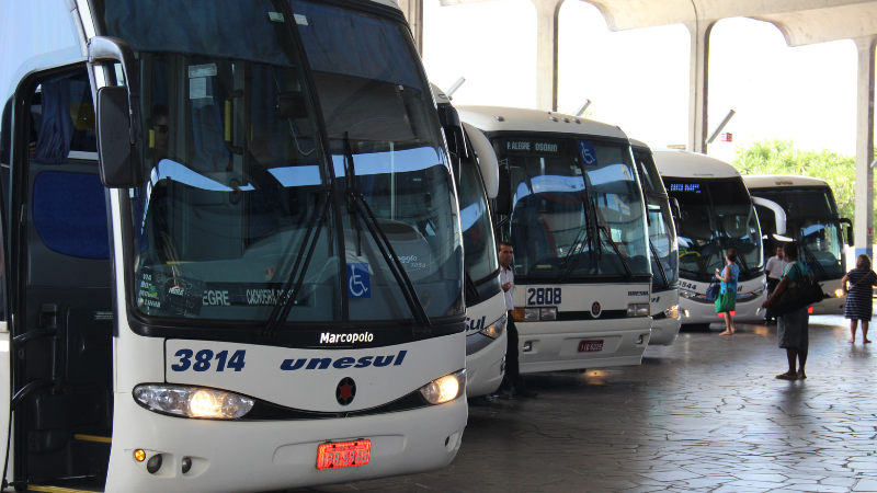 Imagem mostra &ocirc;nibus de viagem enfileirados nos boxes da rodovi&aacute;ria de Porto Alegre